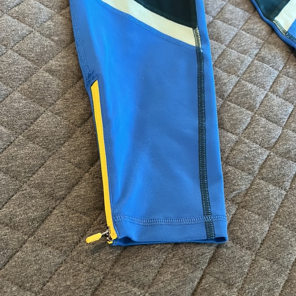 Never Worn Old Navy Elevate 7/8 Leggings 🌟 Size Small - Picture 2 of 3